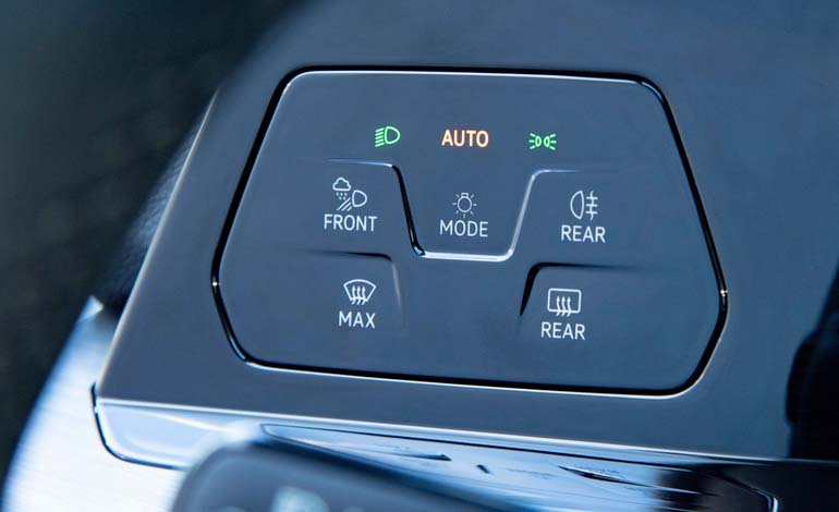 Το πάνελ με τους διακόπτες αφής αριστερά από το τιμόνι