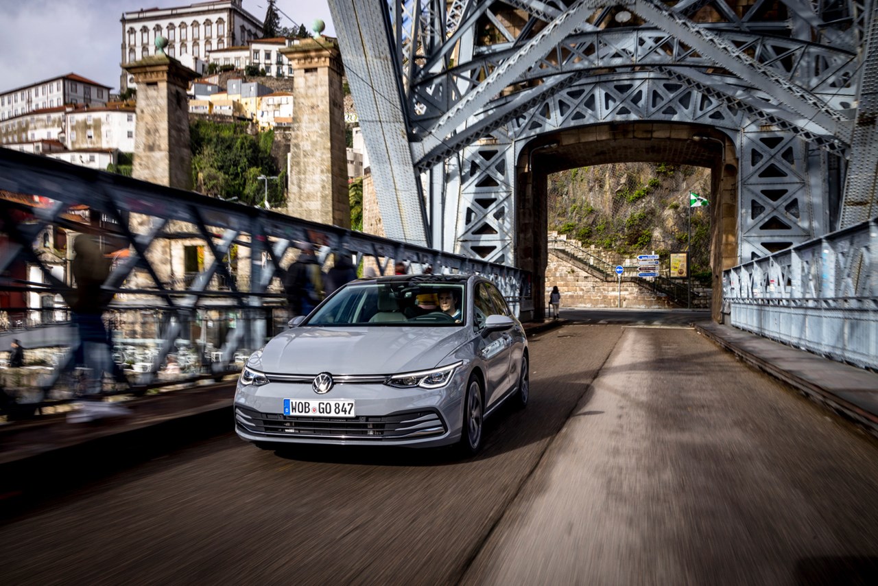 Προσφέρεται σε εννέα χρώματα, με τις γκρι αποχρώσεις και το κίτρινο να είναι οι πιο εντυπωσιακές