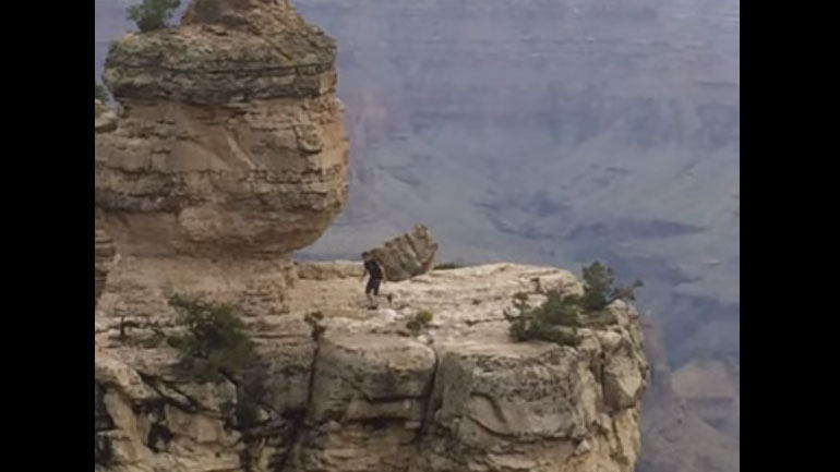 Άνδρας κάνει τζόκινγκ στο… Γκραν Κάνυον
