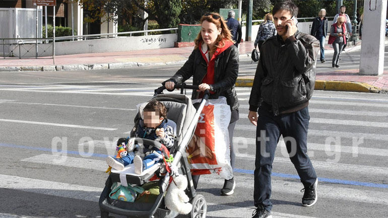 Λένα Παπαληγούρα – Άκης Πάντος: Οικογενειακή βόλτα στο κέντρο της πόλης