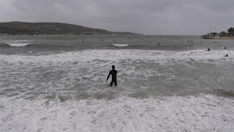 Ο «Ετεοκλής» έστειλε τους surfers στην παραλία
