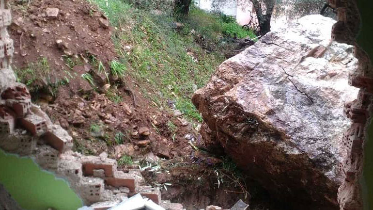 Βράχος αποκολλήθηκε από βουνό στην Άρτα καταστρέφοντας σπίτι