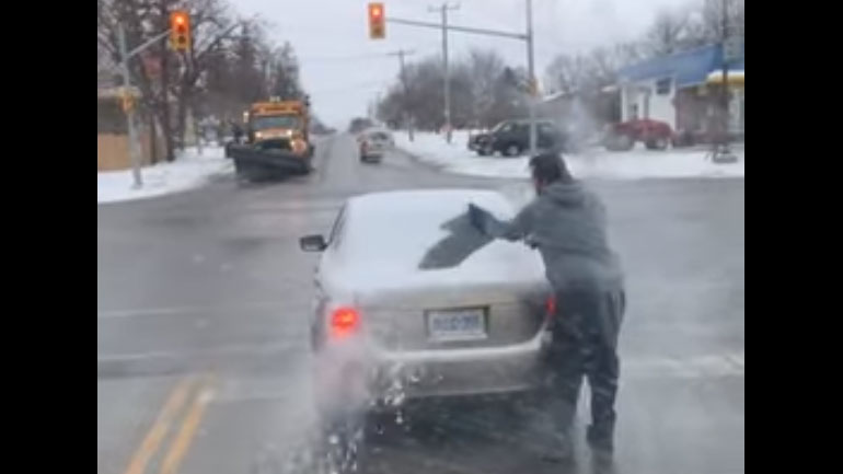 Όταν δεν καθαρίζεις τα τζάμια του αυτοκινήτου και αναγκάζεται να το κάνει κάποιος άλλος για εσένα