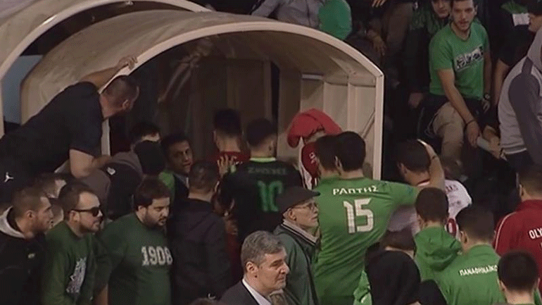 Ένας τραυματίας αστυνομικός από τα επεισόδια στον αγώνα βόλεϊ Παναθηναϊκού – Ολυμπιακού Ένας τραυματίας αστυνομικός από τα επεισόδια στον αγώνα βόλεϊ Παναθηναϊκού – Ολυμπιακού