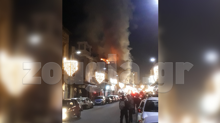 Φωτιά σε κτήριο στην Ερμού