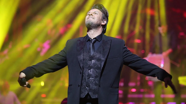 Πάνος Κιάμος: Μαγεύει με τις νέες και παλιές επιτυχίες του στο Fever G