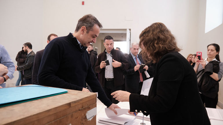 Ο πρωθυπουργός ψήφισε στις εκλογές του Οικονομικού Επιμελητηρίου Ελλάδας