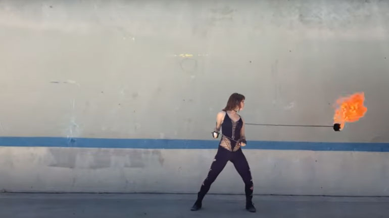 Γυναίκα χορεύει με μια φλεγόμενη σφαίρα και κόβει την ανάσα