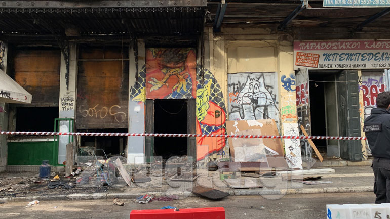 Υπό έλεγχο η πυρκαγιά που ξέσπασε σε κτήριο της οδού Ερμού στην Αθήνα