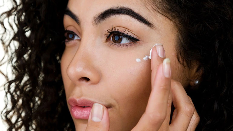 Πώς να εξαφανίσουμε τους μαύρους κύκλους με τη βοήθεια του μακιγιάζ