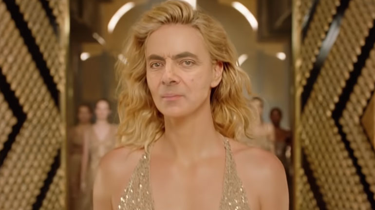 Ο Μίστερ Μπιν «πήρε» τη θέση της αισθησιακής Σαρλίζ Θερόν στο διαφημιστικό του J’Adore