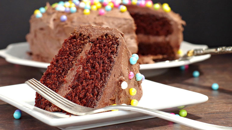 Βίντεο: Πώς πρέπει να κόβεις μια τούρτα σύμφωνα με τους ειδικούς