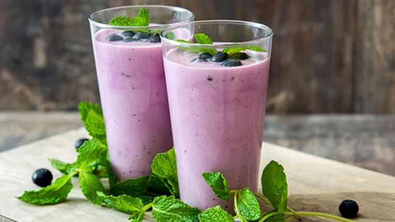 Smoothie με αρώνια και γάλα καρύδας για να ξεκινήσετε την ημέρα σας