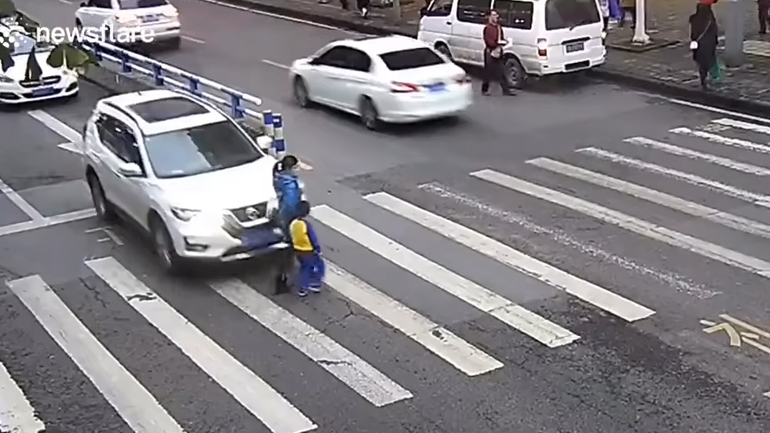 Μικρό παιδί θυμώνει με έναν οδηγό