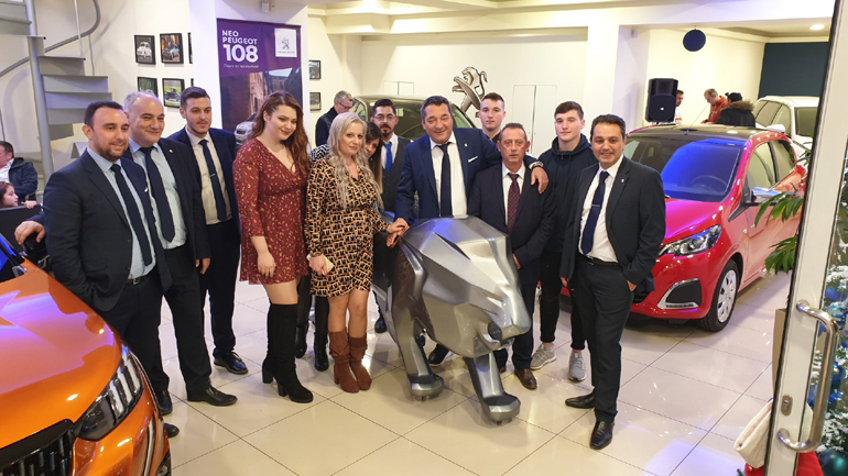 Η οικογένεια Κούτλα με τους συνεργάτες και το... λιοντάρι της Peugeot 