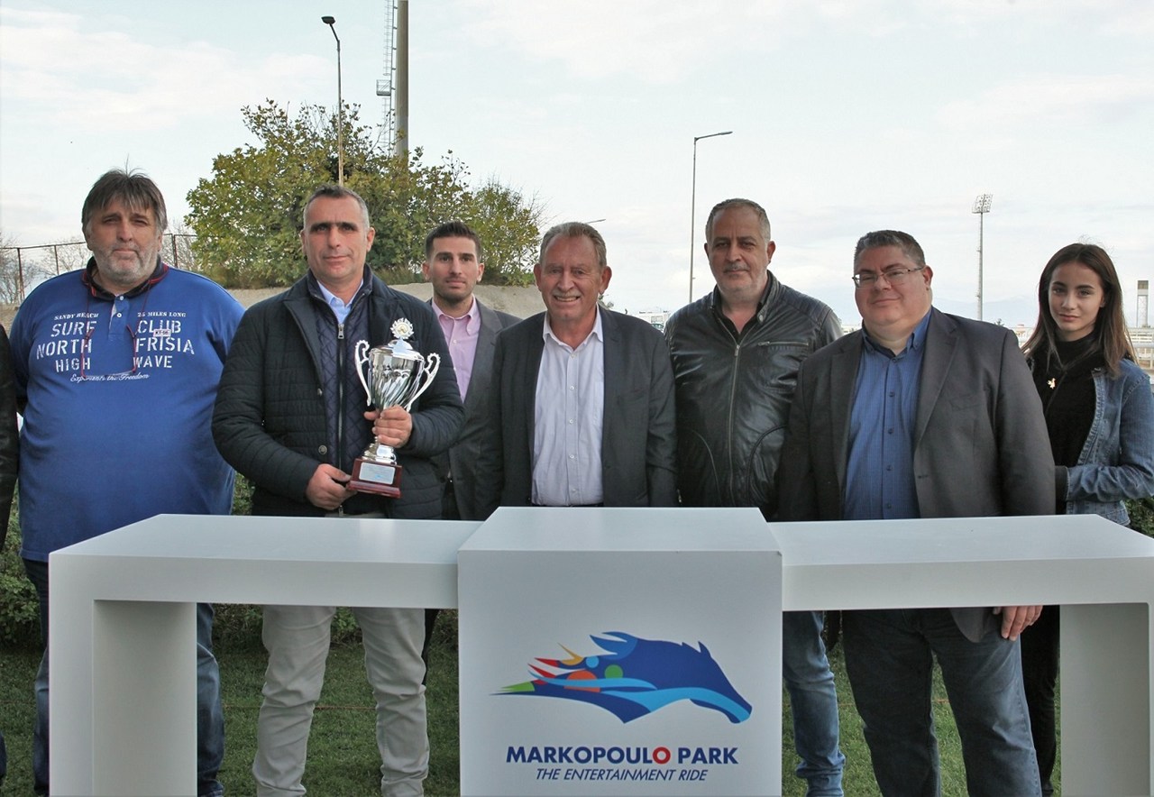 Οι ιδιοκτήτες του ΧΑΑΝΤΕΦ και ο προπονητής Ηλίας Σιατούνης παρέλαβαν το Κύπελλο Δήμου Σαρωνικού από τον Δήμαρχο Σαρωνικού Πέτρο Φιλίππου, συνοδευόμενο από τον COO της Ιπποδρομίες Α.Ε., Κώστα Αλεξόπουλο, και τον Project Manager Ιπποδρομίες Α.Ε., Βύρωνα Κακλόπουλο 