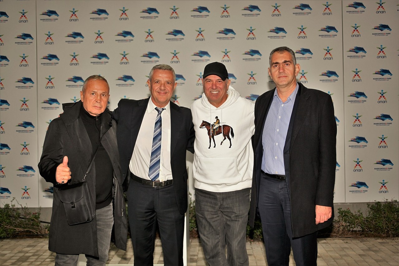 Ο Αντιδήμαρχος Δήμου Μαρκόπουλου Μεσογαίας Ιωάννης Αϊδινιώτης, ο Ά Αντιπρόεδρος της Ιπποδρομίες Α.Ε. Σπύρος Φωκάς, ο Δήμαρχος Μαρκόπουλου Μεσογαίας Κωνσταντίνος Αλλαγιάννης, ο Αντιδήμαρχος Δήμου Μαρκόπουλου Μεσογαίας Κολλιοβασίλης Δημήτρης