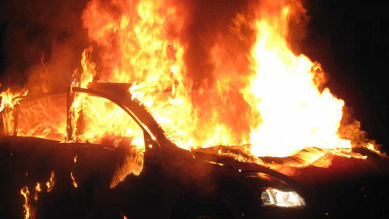 Φωτιά σε αυτοκίνητο έξω από σούπερ μάρκετ στο Κερατσίνι