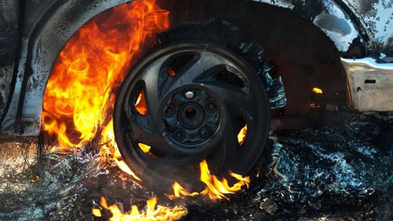 Επίθεση με αυτοσχέδιο εμπρηστικό μηχανισμό σε έκθεση αυτοκινήτων στη Θεσσαλονίκη