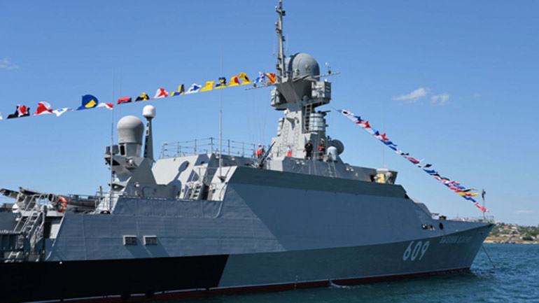 Ρωσικό πολεμικό πλοίο παρακολουθεί αντιτορπιλικό των ΗΠΑ που πλέει στη Μαύρη Θάλασσα