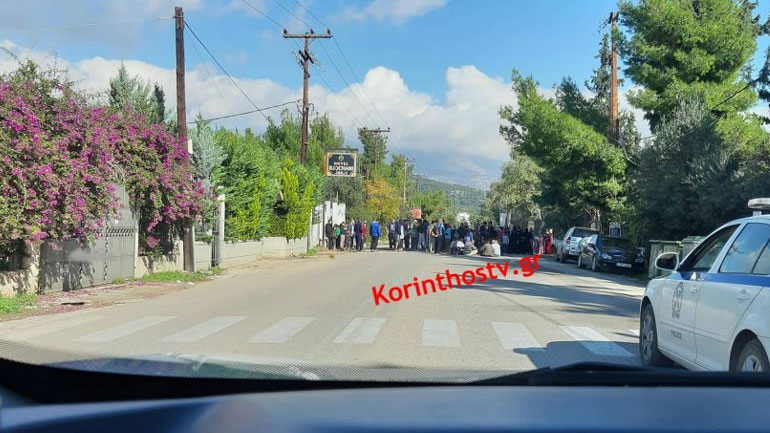 Άγιοι Θεόδωροι: Κλειστή η παλαιά εθνική Αθηνών – Κορίνθου από πρόσφυγες και μετανάστες