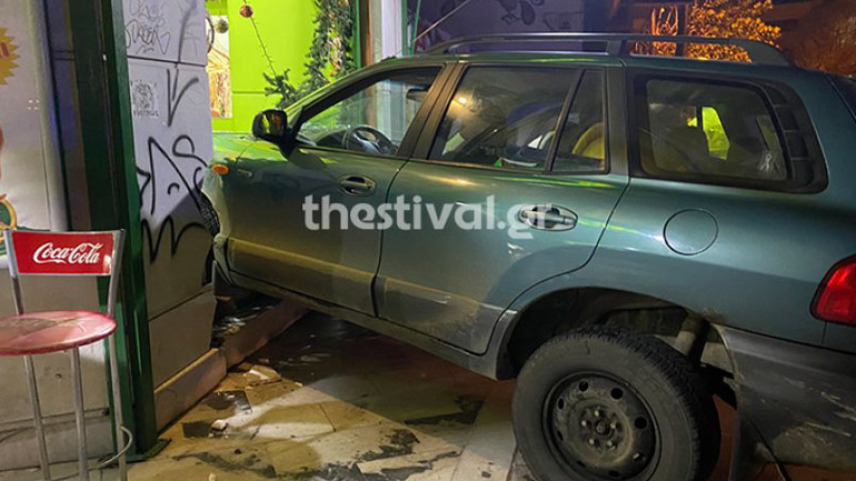 Θεσσαλονίκη: Τζιπ που καταδιωκόταν από περιπολικό κατέληξε σε… μπουγατσατζίδικο!