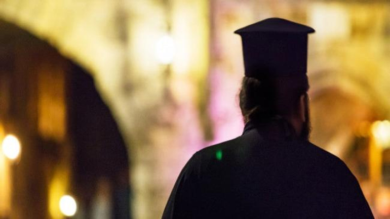 Κομπίνα για να πάρουν χρήματα από ασφαλιστική έστησαν ιερέας και αστυφύλακας