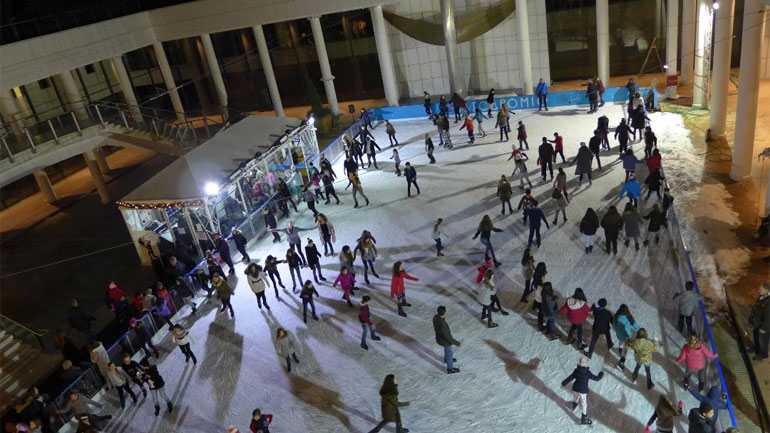 Χριστούγεννα με μουσική, φώτα και… πατινάζ!