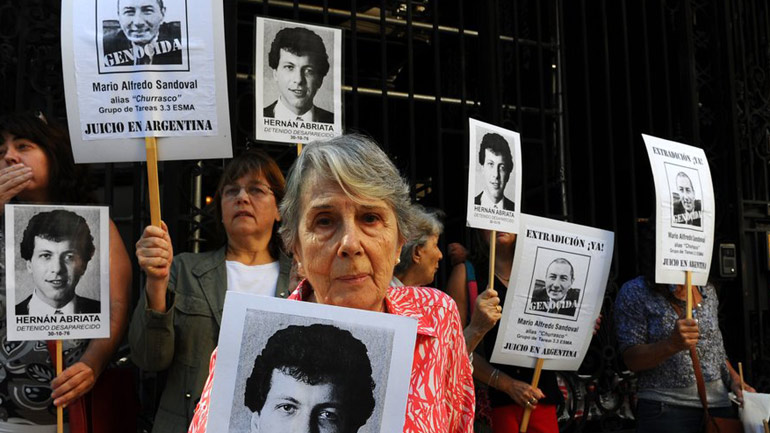 Εκδόθηκε ο αργεντινός πρώην αστυνομικός που εμπλέκεται σε 500 φόνους την περίοδο της χούντας Εκδόθηκε ο αργεντινός πρώην αστυνομικός που εμπλέκεται σε 500 φόνους την περίοδο της χούντας