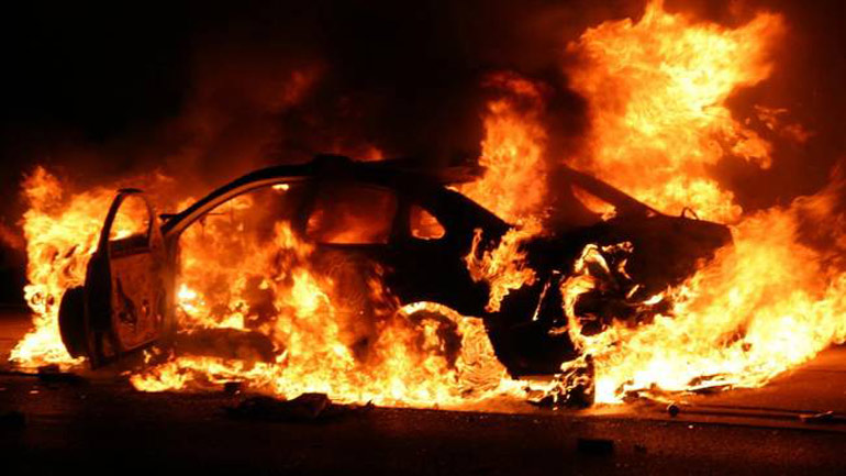 Εμπρηστική επίθεση στο Κολωνάκι – Στις φλόγες τυλίχθηκαν 7 αυτοκίνητα