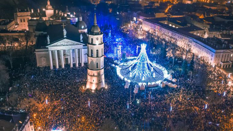 Το χριστουγεννιάτικο δέντρο του Βίλνιους θυμίζει πιόνι από σκάκι