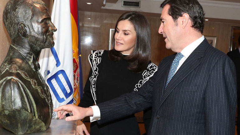 To statement πουλόβερ της βασίλισσας Letizia που λατρέψαμε