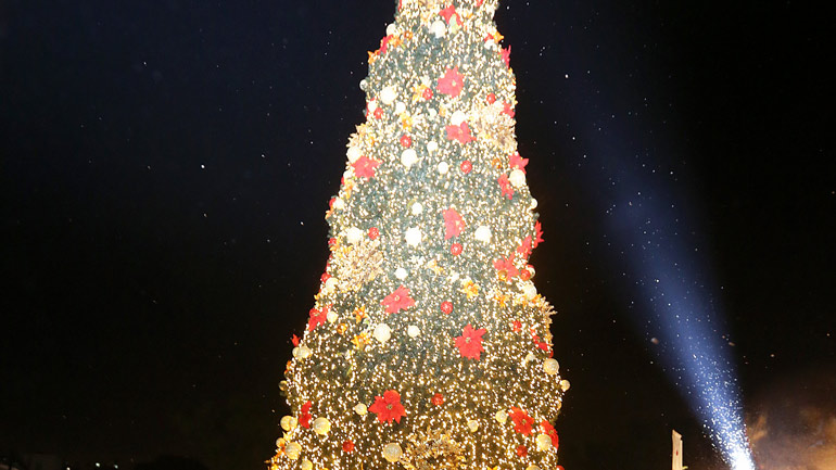 Φωταγωγήθηκε το χριστουγεννιάτικο δέντρο στο Πεδίο του Άρεως