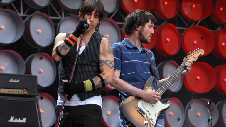 Οι Red Hot Chili Peppers ανακοίνωσαν την επιστροφή του κιθαρίστα Τζον Φρουσιάντε