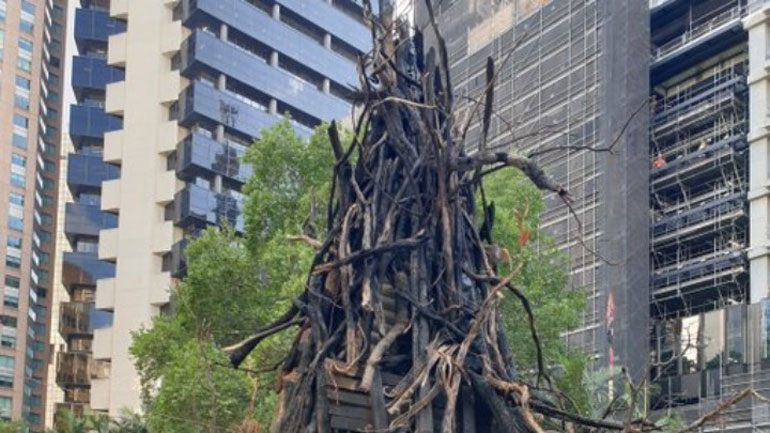 Χριστουγεννιάτικο δέντρο φτιαγμένο από καμένους κορμούς και άλλα απομεινάρια των πυρκαγιών στο Σίδνεϊ