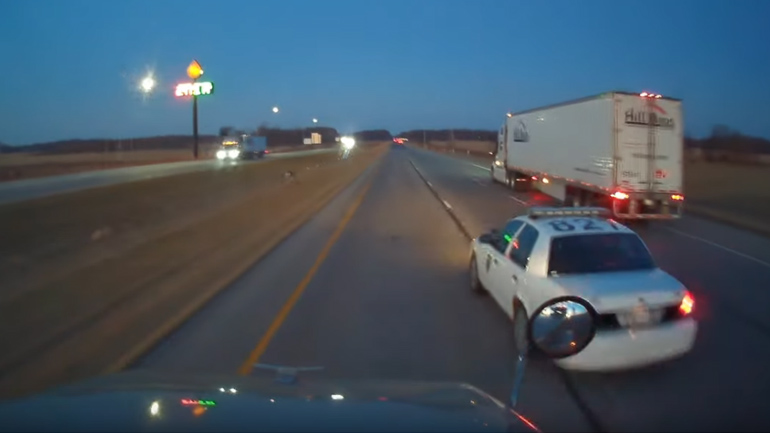 Φορτηγό παρασύρει περιπολικό!