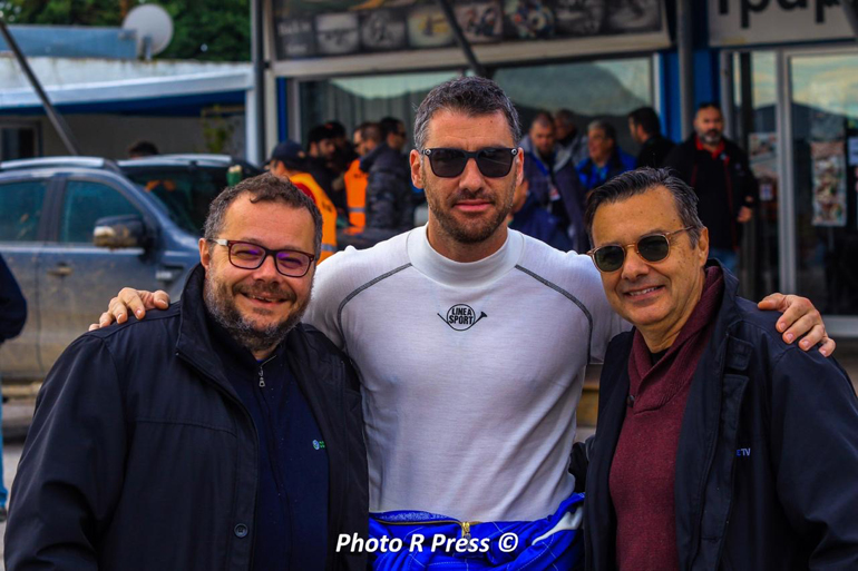 Ο Γιούρκας Σεϊταρίδηςμε τον Δημήτρη Διατσίδη (δεξιά) και τον Γιάννη - Μάριο Παπαδόπουλο από την Cosmote TV