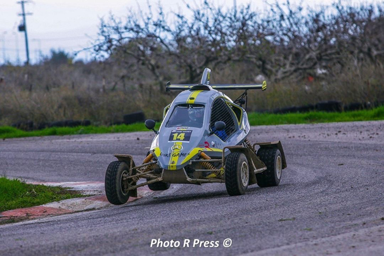 Χωμάτινη φόρμουλα και στην άσφαλτο! Συγκεκριμένα στο αυτοκνητοδρόμιο της πόλης των Μεγάρων
