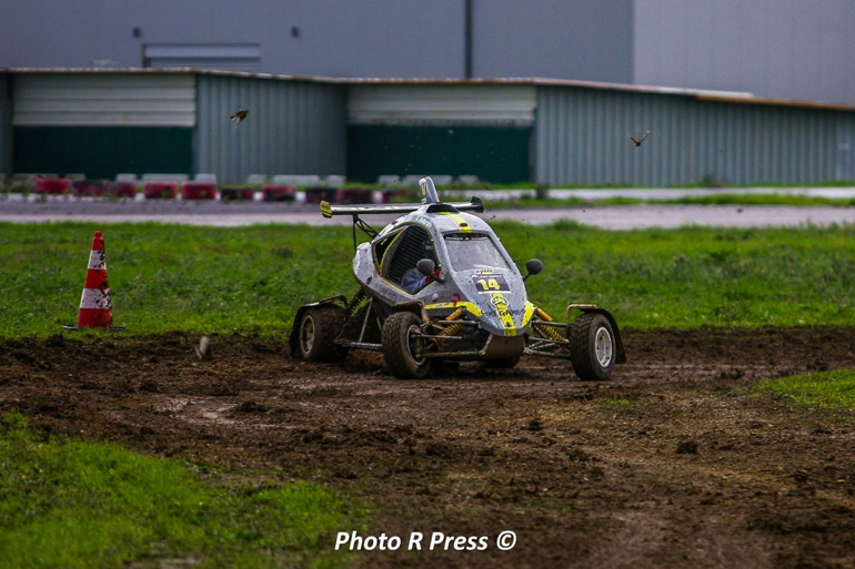 Πίσω από το τιμόνι της χωμάτινης φόρμουλας ο Γιούρκας του δίνει και.... καταλαβαίνει