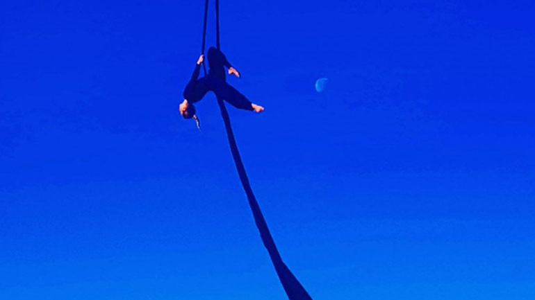 Εντυπωσιακός εναέριος χορός στο φρούριο του Ηρακλείου από την Κατερίνα Σολδάτου για καλό σκοπό