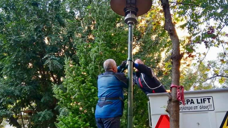 Χριστουγεννιάτικο δέντρο και παρέμβαση καθαριότητας στην πλατεία Εξαρχείων