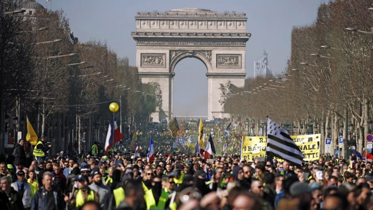 Ένα βήμα πίσω κάνει ο Μακρόν μπροστά στα κύματα των διαδηλωτών