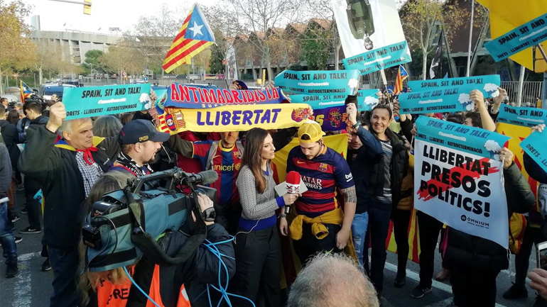 Καταλανοί αυτονομιστές απέκλεισαν τους δρόμους γύρω από το Καμπ Νου