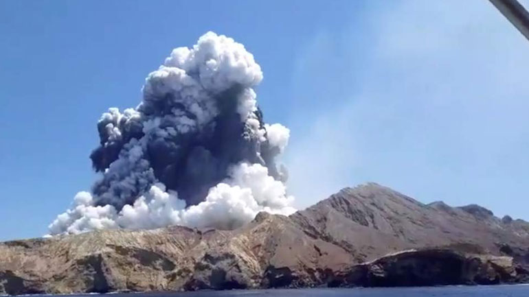 Νέα Ζηλανδία: Ελάχιστες ελπίδες για τον εντοπισμό των δύο τελευταίων αγνοούμενων λόγω έκρηξης ηφαιστείου