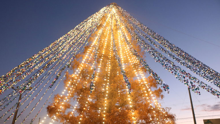 Ιαπωνία: Ρεκόρ Γκίνες για το χριστουγεννιάτικο δέντρο στολισμένο με 51.626 κάρτες