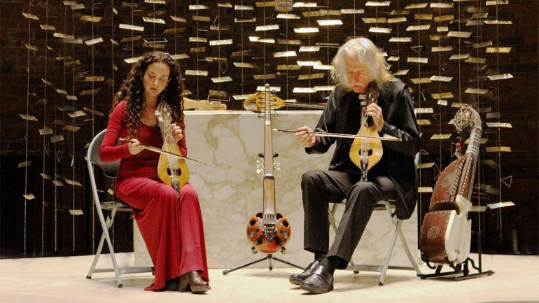 Ο Ross Daly και η Kέλυ Θωμά στο Θέατρο Ροές