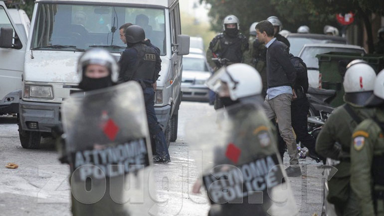 Τι ισχυρίζεται η ΕΛ.ΑΣ για τις προσαγωγές, τη μαύρη κουκούλα και την εισβολή σε κατοικία στο Κουκάκι