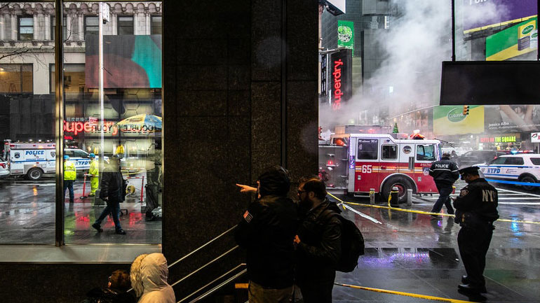 Γυναίκα στη Νέα Υόρκη καταπλακώθηκε από ερείπια κτηρίου καθώς περπατούσε στον δρόμο