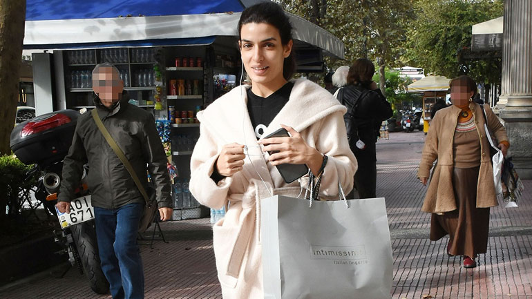 Τόνια Σωτηροπούλου: Πρωινή βόλτα στο Κολωνάκι με casual look