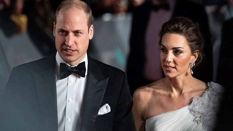 Βίντεο: Η αμήχανη στιγμή που η Kate Middleton αποφεύγει το χάδι του πρίγκιπα William